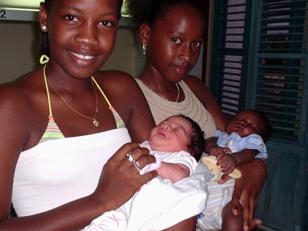moi mes 2 soeur et le fils de la maraine de ma soeur